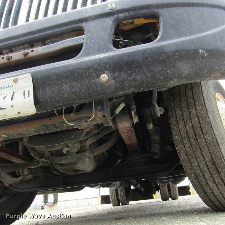 image for item DD2675 2005 International 4300 box ruck