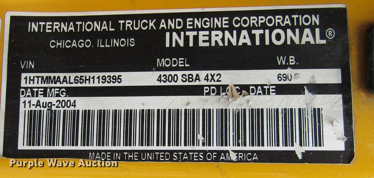 image for item DD2675 2005 International 4300 box ruck