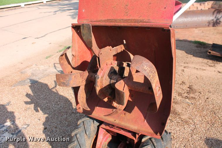 image for item DD5308 (3) lawn and landscaping equipment