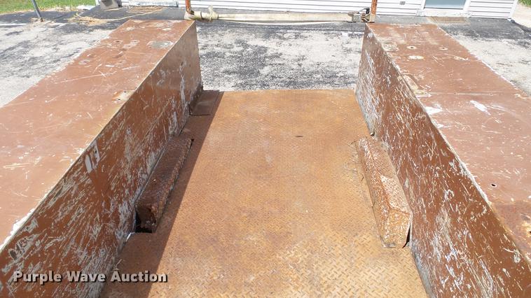 image for item DD7320 2003 Ford F550 Super Duty XL service truck