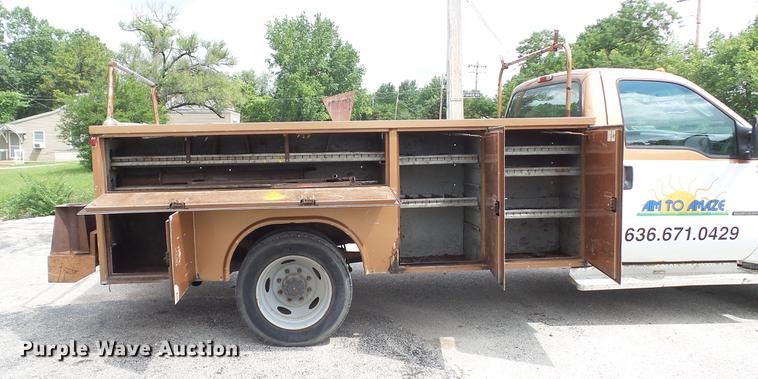 image for item DD7320 2003 Ford F550 Super Duty XL service truck