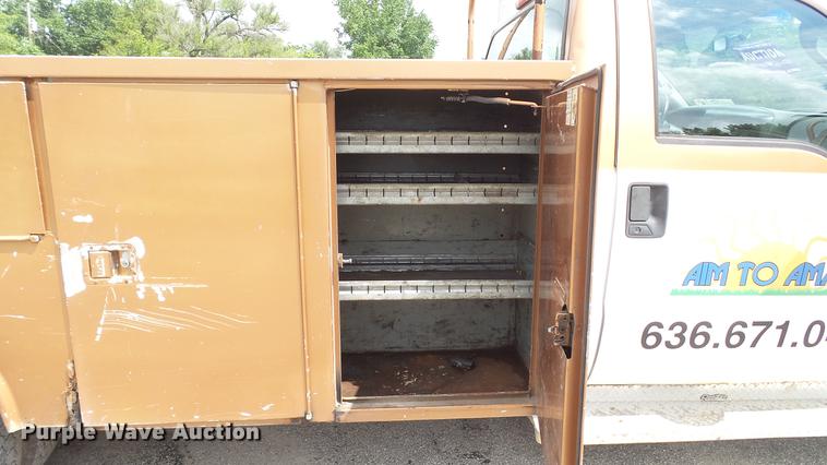 image for item DD7320 2003 Ford F550 Super Duty XL service truck
