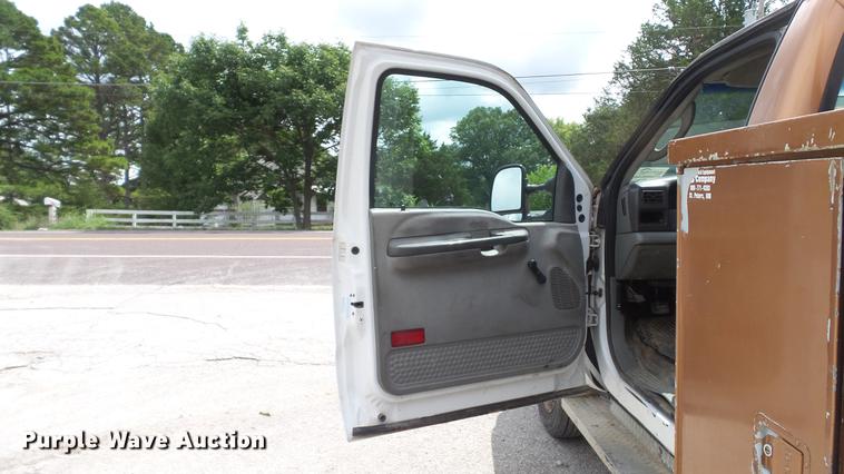 image for item DD7320 2003 Ford F550 Super Duty XL service truck