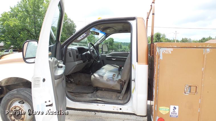 image for item DD7320 2003 Ford F550 Super Duty XL service truck