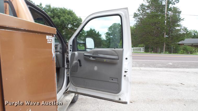 image for item DD7320 2003 Ford F550 Super Duty XL service truck