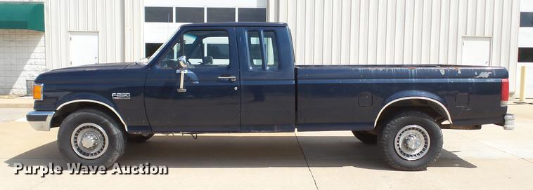 image for item DD7332 1988 Ford F250 XLT Lariat SuperCab pickup truck
