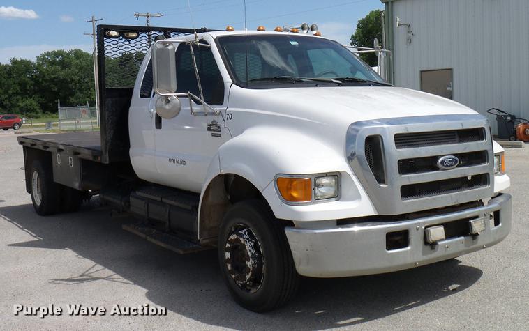 image for item DD8347 2005 Ford F650 Super Duty XLT flatbed truck