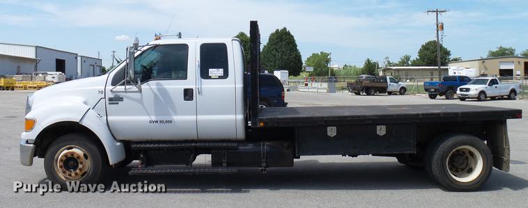 image for item DD8347 2005 Ford F650 Super Duty XLT flatbed truck