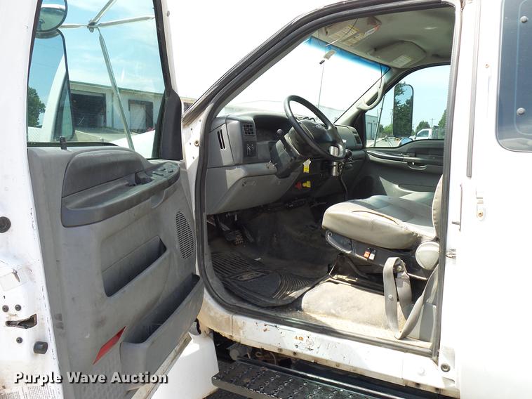 image for item DD8347 2005 Ford F650 Super Duty XLT flatbed truck