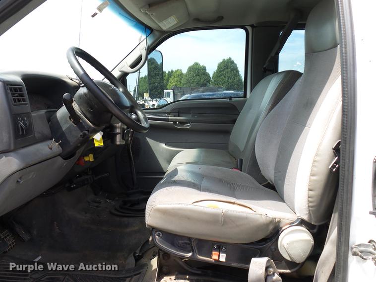 image for item DD8347 2005 Ford F650 Super Duty XLT flatbed truck