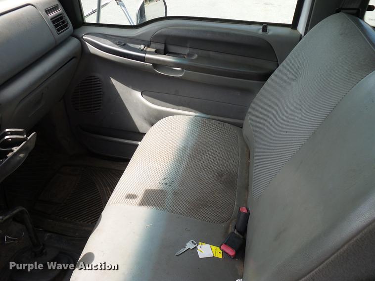 image for item DD8347 2005 Ford F650 Super Duty XLT flatbed truck