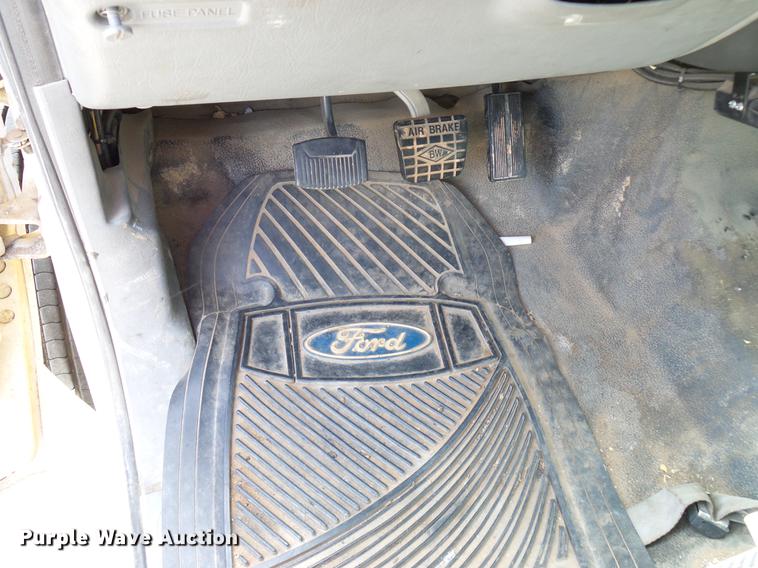 image for item DD8347 2005 Ford F650 Super Duty XLT flatbed truck