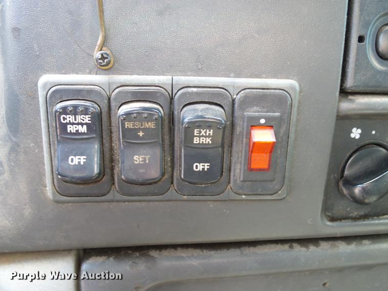 image for item DD8347 2005 Ford F650 Super Duty XLT flatbed truck