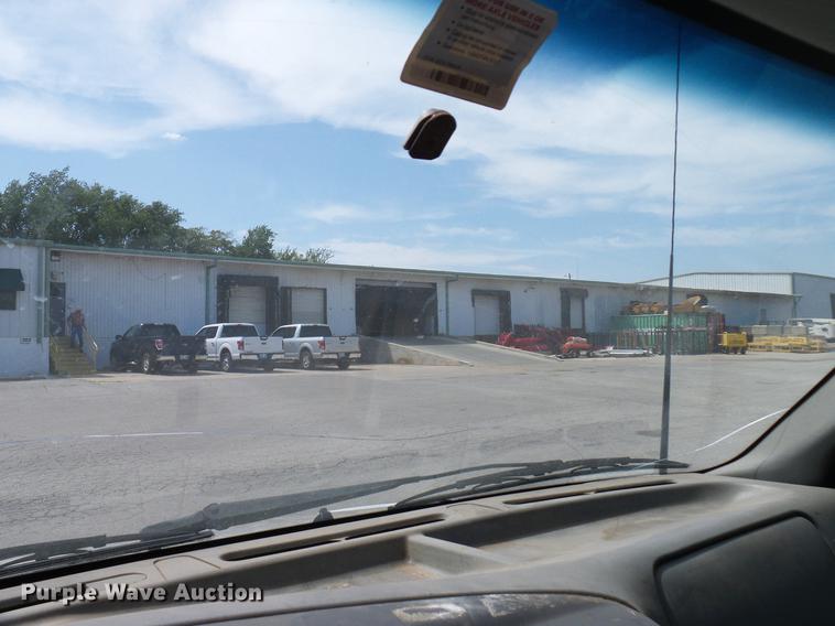 image for item DD8347 2005 Ford F650 Super Duty XLT flatbed truck