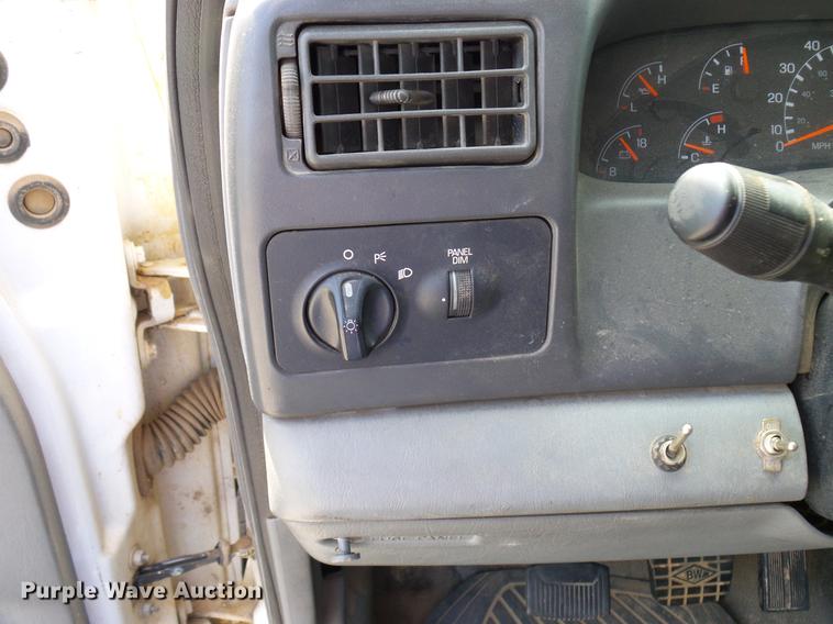 image for item DD8347 2005 Ford F650 Super Duty XLT flatbed truck