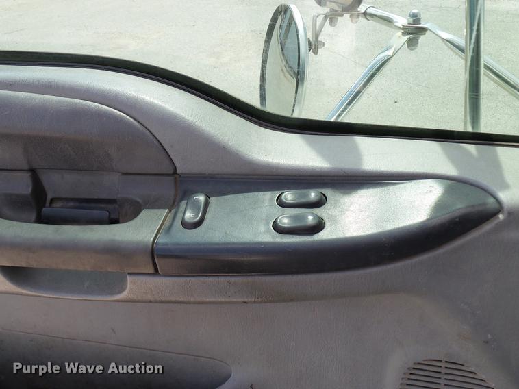 image for item DD8347 2005 Ford F650 Super Duty XLT flatbed truck