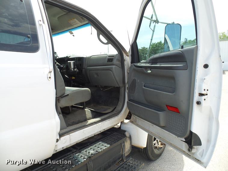 image for item DD8347 2005 Ford F650 Super Duty XLT flatbed truck