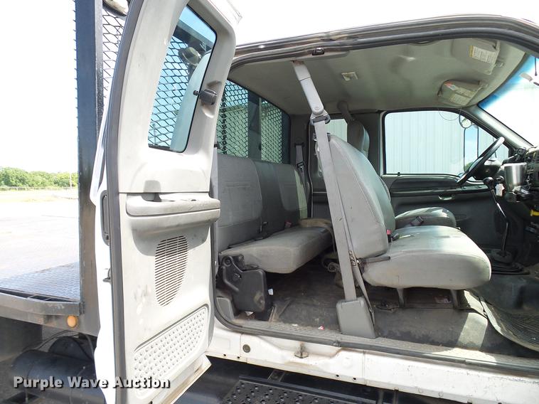 image for item DD8347 2005 Ford F650 Super Duty XLT flatbed truck
