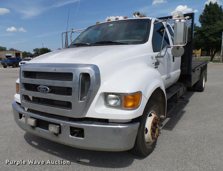 image for item DD8347 2005 Ford F650 Super Duty XLT flatbed truck