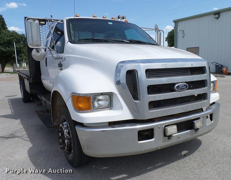 image for item DD8347 2005 Ford F650 Super Duty XLT flatbed truck