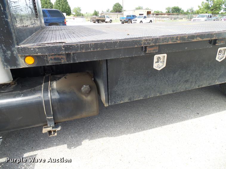 image for item DD8347 2005 Ford F650 Super Duty XLT flatbed truck
