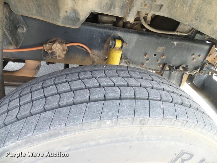 image for item DD8347 2005 Ford F650 Super Duty XLT flatbed truck