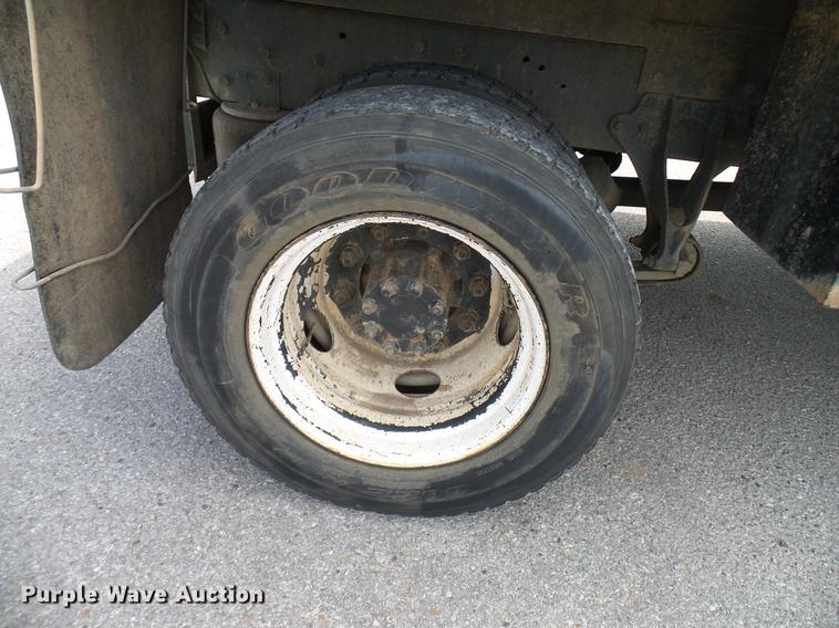 image for item DD8347 2005 Ford F650 Super Duty XLT flatbed truck