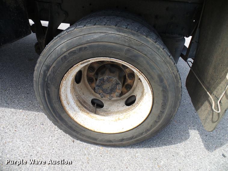 image for item DD8347 2005 Ford F650 Super Duty XLT flatbed truck