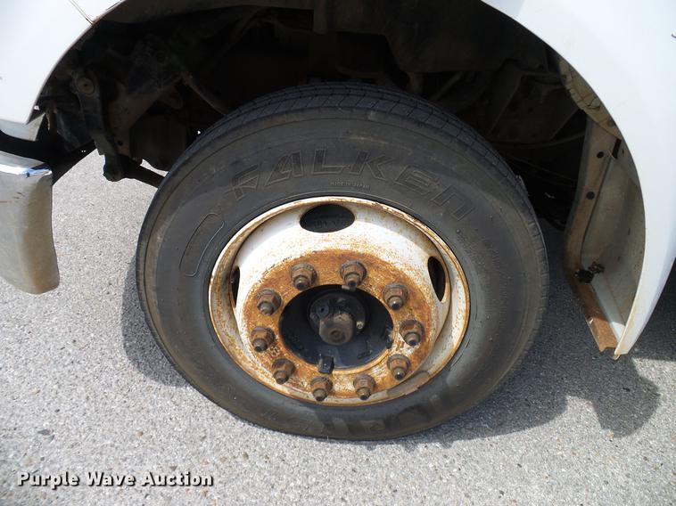 image for item DD8347 2005 Ford F650 Super Duty XLT flatbed truck