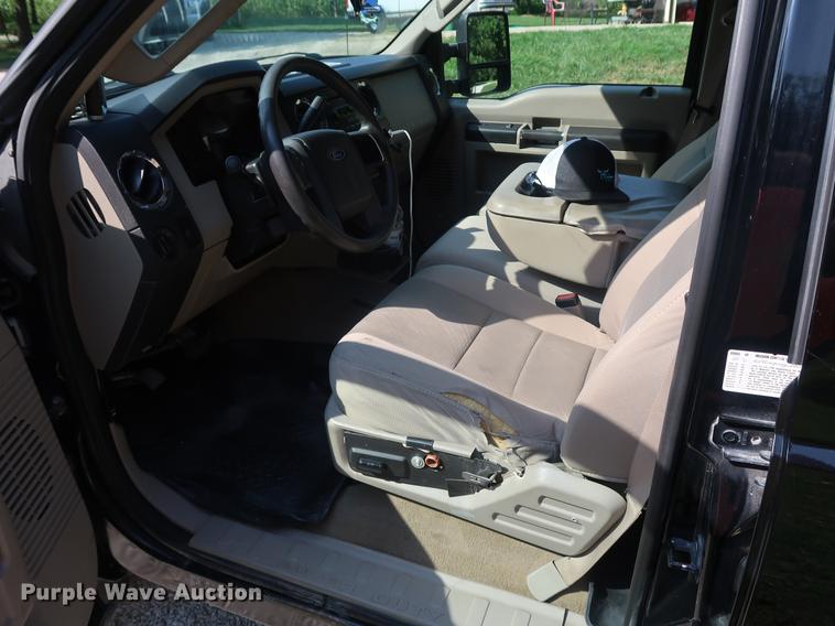 image for item DF2333 2008 Ford F350 Super Duty Crew Cab pickup truck