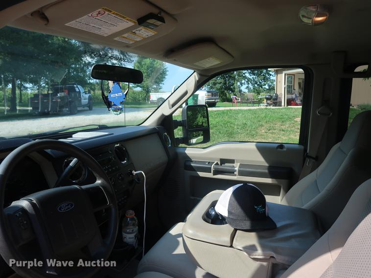 image for item DF2333 2008 Ford F350 Super Duty Crew Cab pickup truck