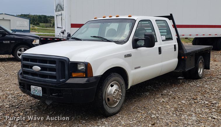 image for item DF2408 2006 Ford F350 Super Duty Crew Cab flatbed pickup truck