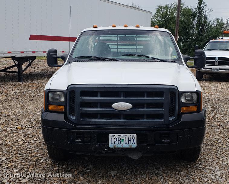 image for item DF2408 2006 Ford F350 Super Duty Crew Cab flatbed pickup truck