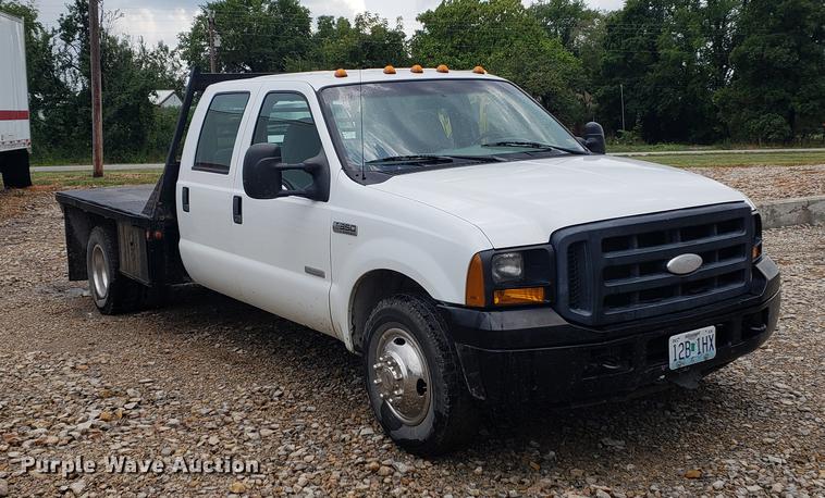 image for item DF2408 2006 Ford F350 Super Duty Crew Cab flatbed pickup truck