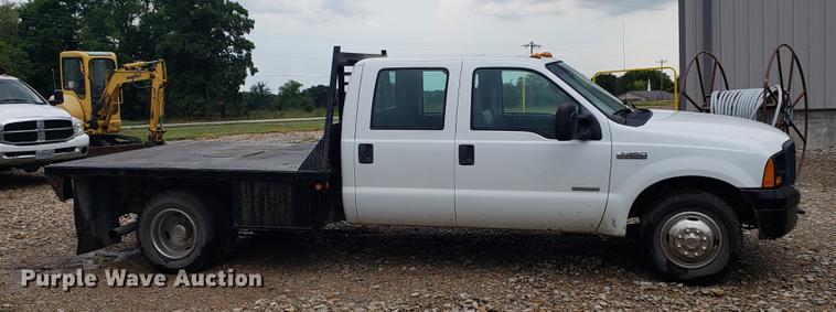 image for item DF2408 2006 Ford F350 Super Duty Crew Cab flatbed pickup truck