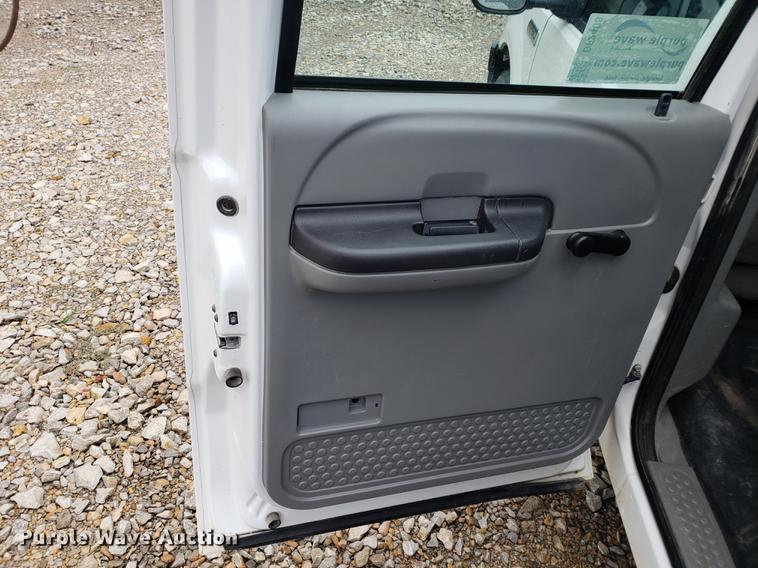 image for item DF2408 2006 Ford F350 Super Duty Crew Cab flatbed pickup truck