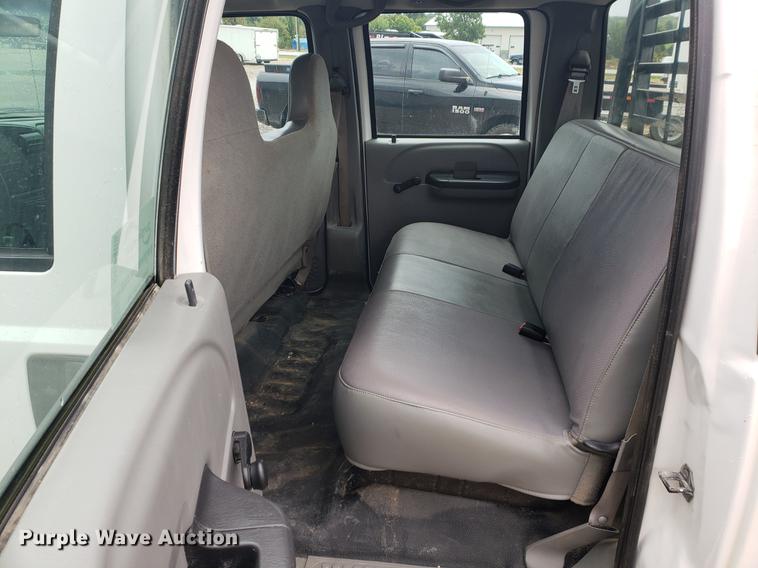 image for item DF2408 2006 Ford F350 Super Duty Crew Cab flatbed pickup truck