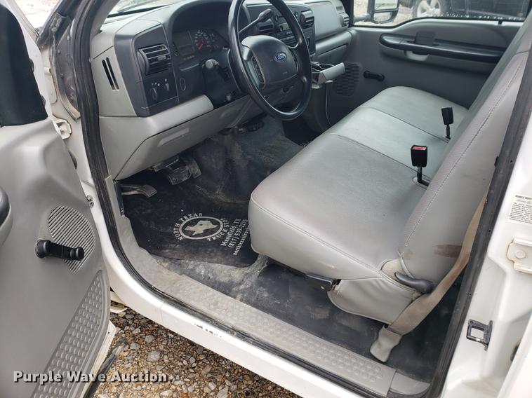 image for item DF2408 2006 Ford F350 Super Duty Crew Cab flatbed pickup truck