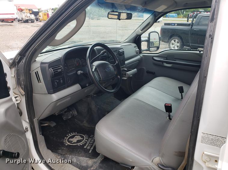 image for item DF2408 2006 Ford F350 Super Duty Crew Cab flatbed pickup truck