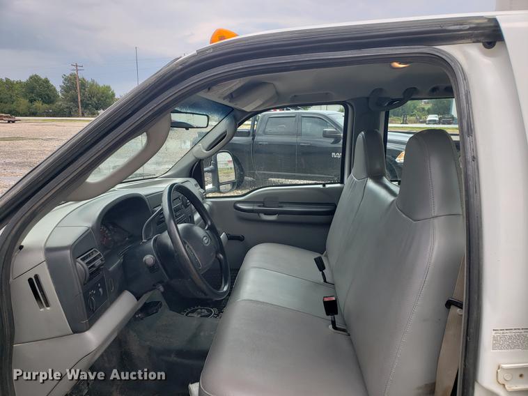 image for item DF2408 2006 Ford F350 Super Duty Crew Cab flatbed pickup truck