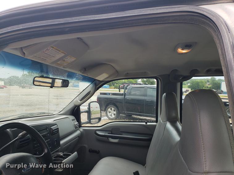 image for item DF2408 2006 Ford F350 Super Duty Crew Cab flatbed pickup truck