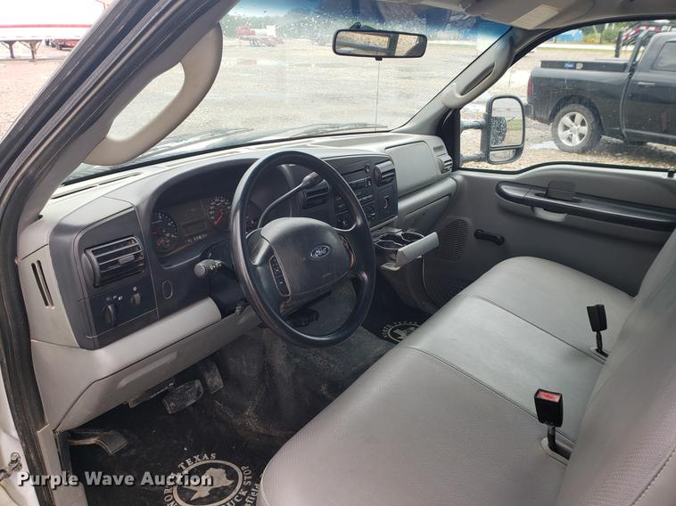 image for item DF2408 2006 Ford F350 Super Duty Crew Cab flatbed pickup truck