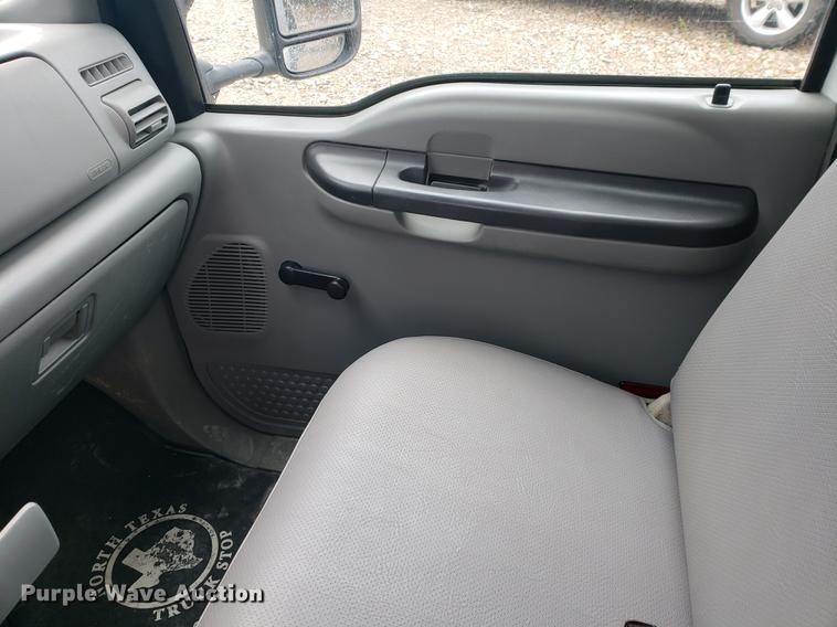 image for item DF2408 2006 Ford F350 Super Duty Crew Cab flatbed pickup truck