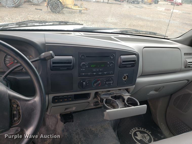 image for item DF2408 2006 Ford F350 Super Duty Crew Cab flatbed pickup truck