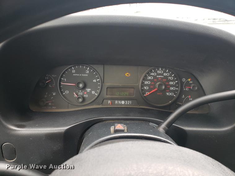 image for item DF2408 2006 Ford F350 Super Duty Crew Cab flatbed pickup truck