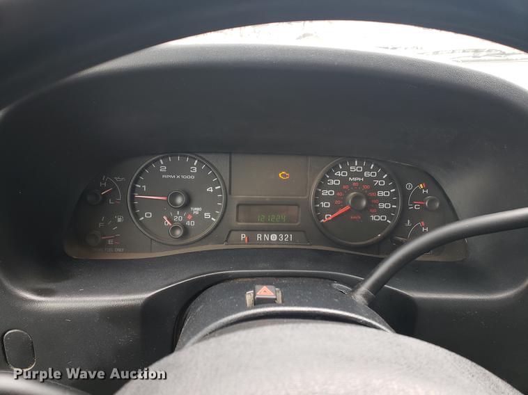 image for item DF2408 2006 Ford F350 Super Duty Crew Cab flatbed pickup truck