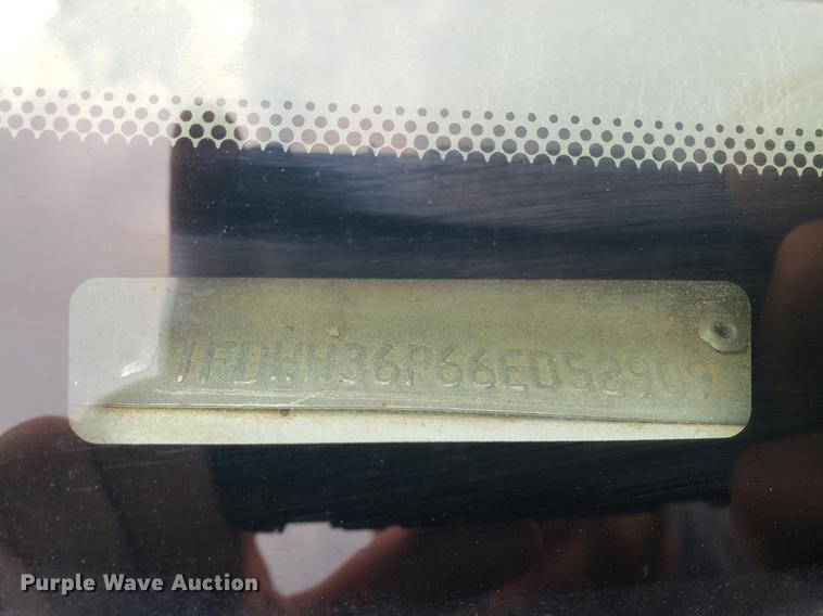 image for item DF2408 2006 Ford F350 Super Duty Crew Cab flatbed pickup truck