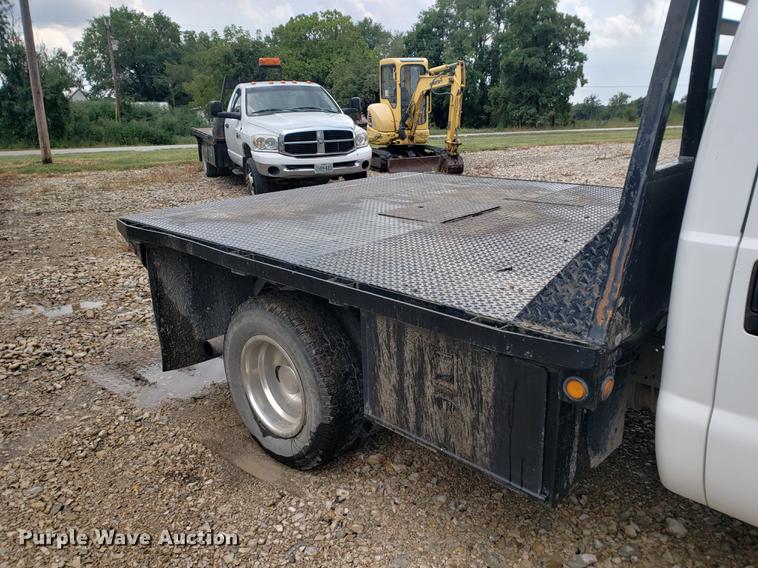 image for item DF2408 2006 Ford F350 Super Duty Crew Cab flatbed pickup truck