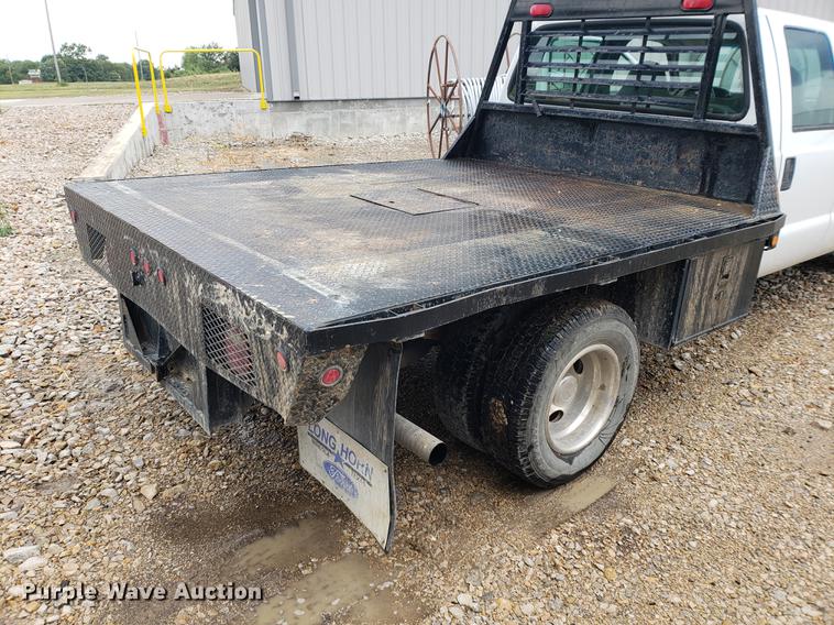 image for item DF2408 2006 Ford F350 Super Duty Crew Cab flatbed pickup truck