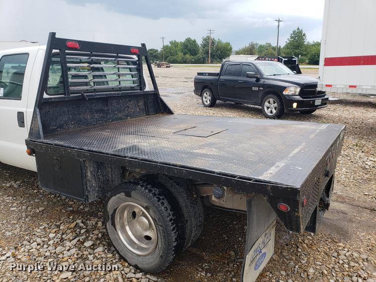 image for item DF2408 2006 Ford F350 Super Duty Crew Cab flatbed pickup truck